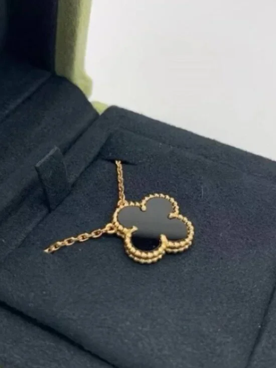 ✨ Van Cleef & Arpels Black Necklace ✨ - Picture 3 of 5